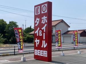 赤い看板が目印！