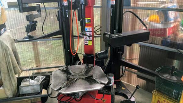 当社設置のタイヤチェンジャーです