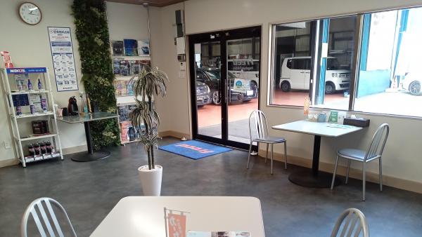 作業の待ち時間を快適にお過ごしいただけるよう「ウェイティングスペース」を設けています。