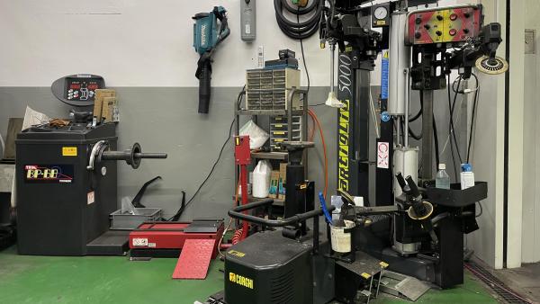 当然ですがホイールバランサーも最新型。 誤差 1ｇまで測定可能。