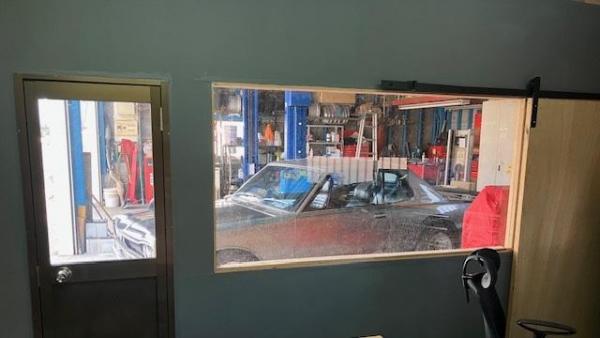 待合室から作業を見る事ができます。