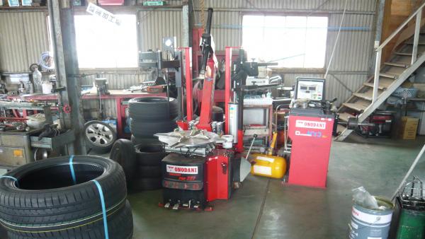 タイヤ交換作業場