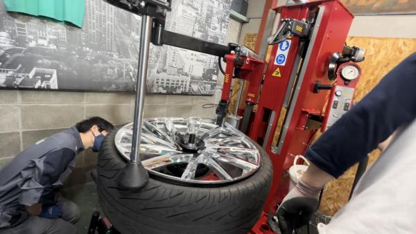 輸入車大口径タイヤにも対応できます。