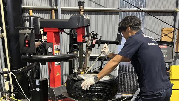 整理整頓された清潔なピットで安全に作業を行います