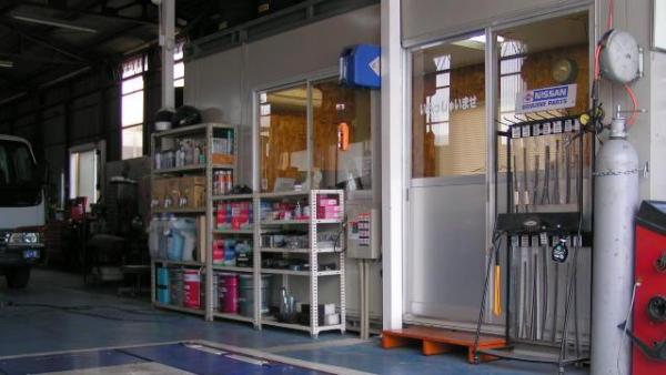 作業リフトと待合室