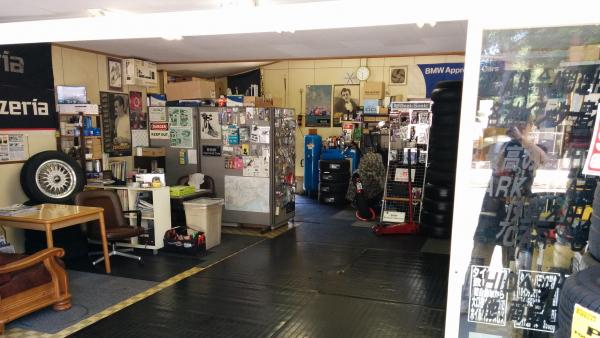 カー用品持込取付専門店です