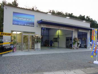 ブルーの看板が目印！