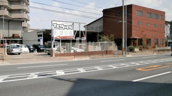 ローダウン車は左側の入り口から！