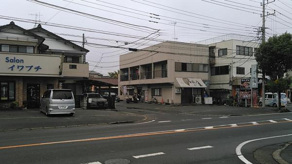 道路反対側からの外観
