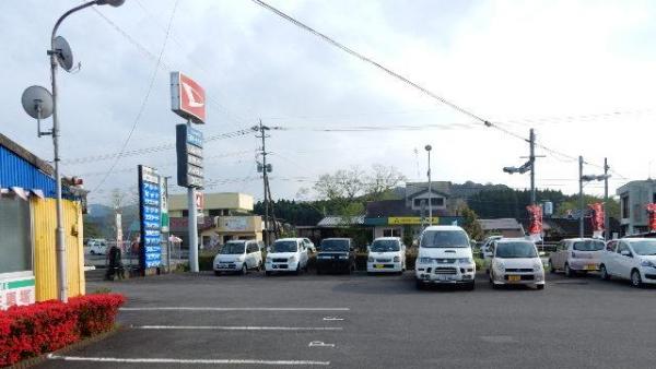 ダイハツとスズキの大きな看板が目印です。