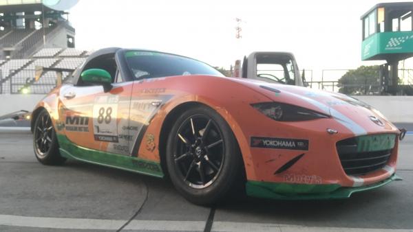 スーパー耐久レースを応援しています。
