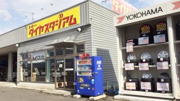 店舗入口とタイヤ展示