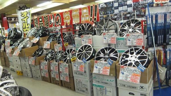 店舗内には新品・新作ホイール!!