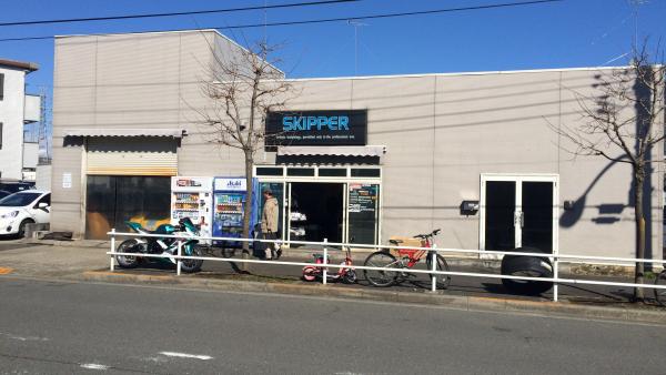 通りからの店舗です