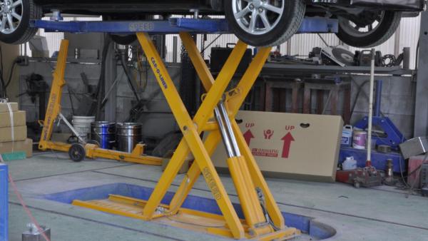 リフト兼フレーム修正機