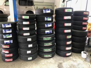 続々とタイヤ入荷しております。