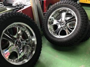 ランクル用LT305/55-20取付中
