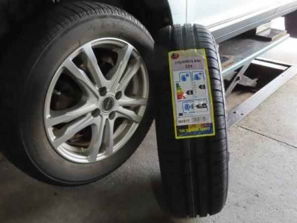 【岐阜市内で土日に直接取引可能な方限定】スタッドレス 215/45R17 岐阜市内で土日に直接取引可能な方限定】スタッドレス 215/45R17