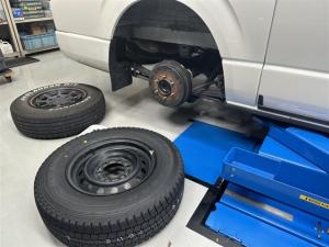 大阪府 四條畷 スタッドレスタイヤ直送・持込交換 ハイエース 195/80R15