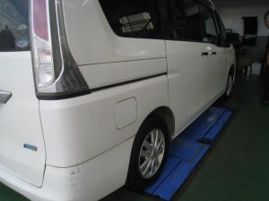 この度のタイヤ交換作業は、セレナです。
