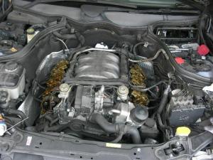 ベンツC240　エンジンオイル漏れ修理